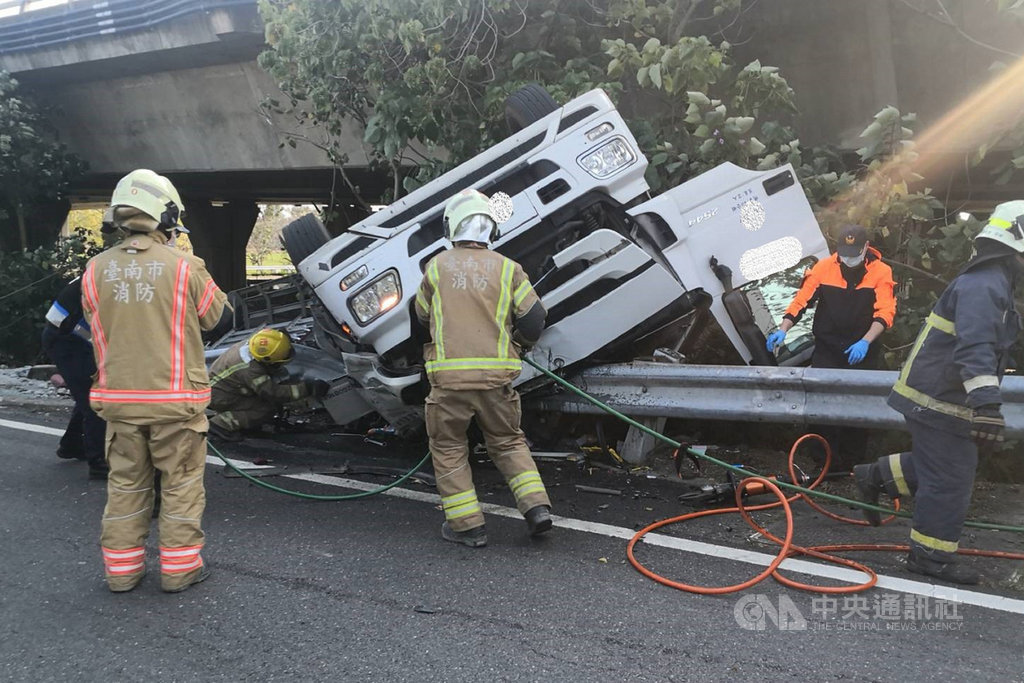 一輛裝載液態氮的槽車28日下午行經國道8號新市交流道入口匝道時意外翻覆,駕駛受困車內,消防人員到場破壞車體搶救,將命危駕駛送醫搶救。(讀者提供)中央社記者楊思瑞台南傳真 110年1月28日