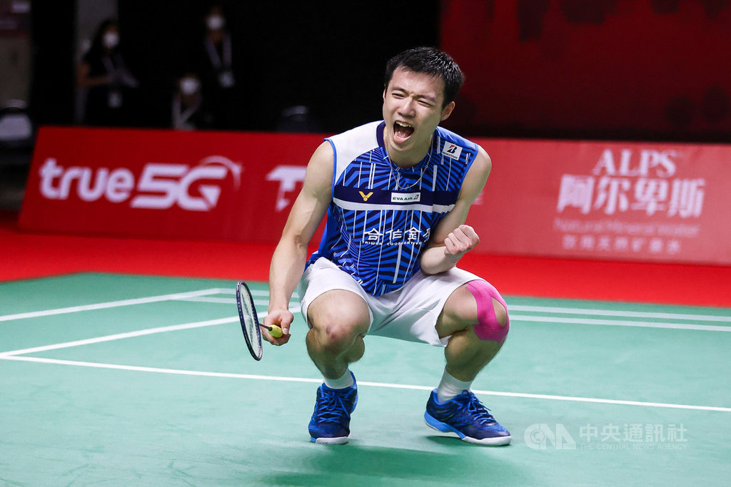 台灣「羽球王子」王子維28日在羽球年終賽小組賽次役,逆轉勝扳倒前世界球王、印度名將斯里坎特。圖為王子維獲勝後激動蹲下大喊。(泰國羽球協會提供)中央社記者呂欣憓曼谷傳真 110年1月28日