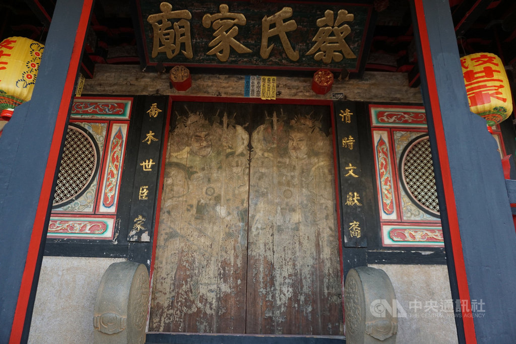 金門縣文化局長許正芳28日表示,瓊林蔡氏家廟(大宗)的彩繪門神原件,無論在基底材或是彩繪層都已老化,劣化嚴重,但門神彩繪獨特的表現技法與美學風格,具有相當高的藝術價值。中央社記者黃慧敏攝 110年1月28日