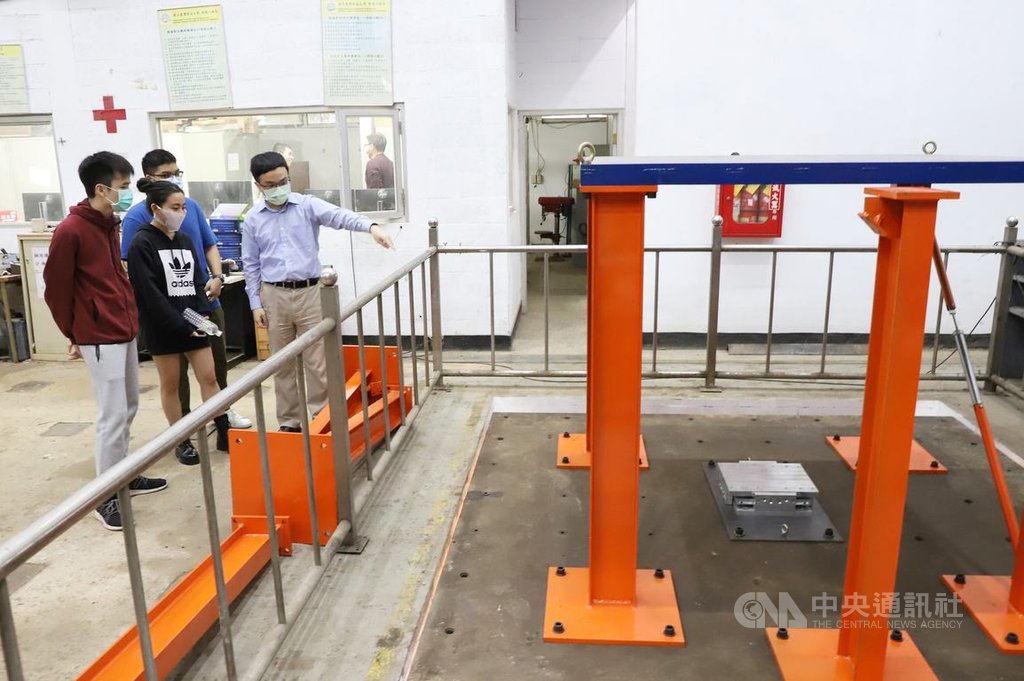 台灣科技大學營建工程系打造地震模擬振動台,摩擦力更小、震波更穩;除可進行動態耐震測試,還能實地觀察物理現象、量測結構反應,有助於理解和驗證。(台科大提供)中央社記者許秩維傳真 110年1月28日