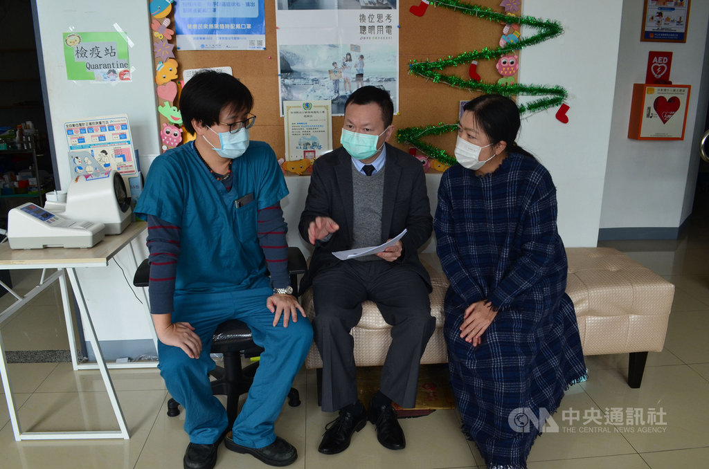 三軍總醫院澎湖分院長施宇隆(中)28日與澎湖縣衛生局長蕭靜蓉(右)前往白沙鄉鳥嶼衛生所,實地了解「遠距醫療」模式。(三總澎湖分院提供)中央社 110年1月28日