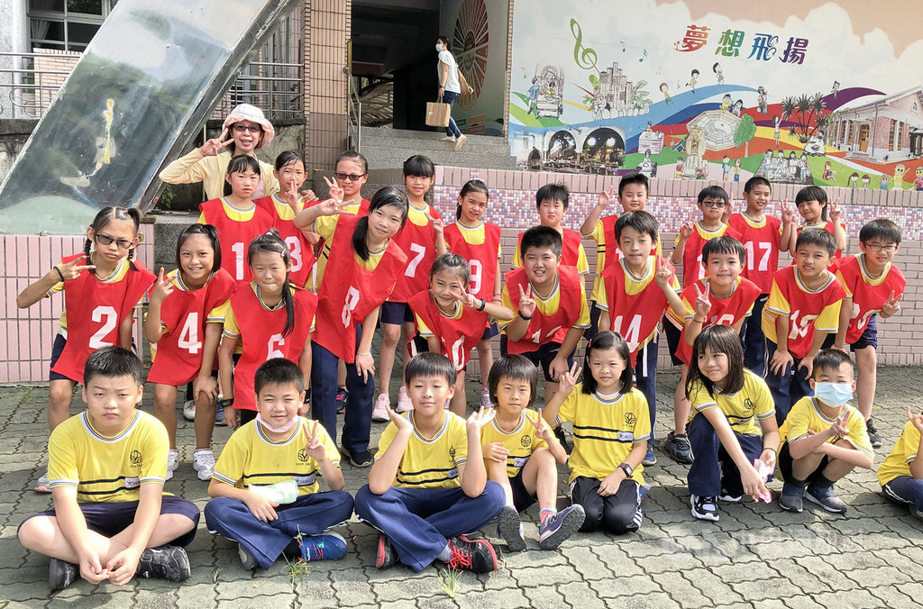 新北市政府教育局28日表示,錄取排灣族的準候用校長高曉琳(後左),致力於都會原民教育。高曉琳說,她秉持熱忱希望原住民的孩子除一般課程,更要認同多元族群文化,從寬廣思維中找到自己優勢。(市府提供)中央社記者黃旭昇新北傳真 110年1月28日