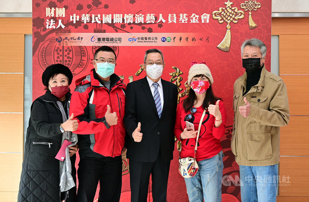 台視28日在台視大廳致贈春節禮券給資深藝人,感謝演藝前輩們付出,由總經理周法勛(中)代表向資深藝人獻祝福。(台視提供)中央社記者葉冠吟傳真 110年1月28日