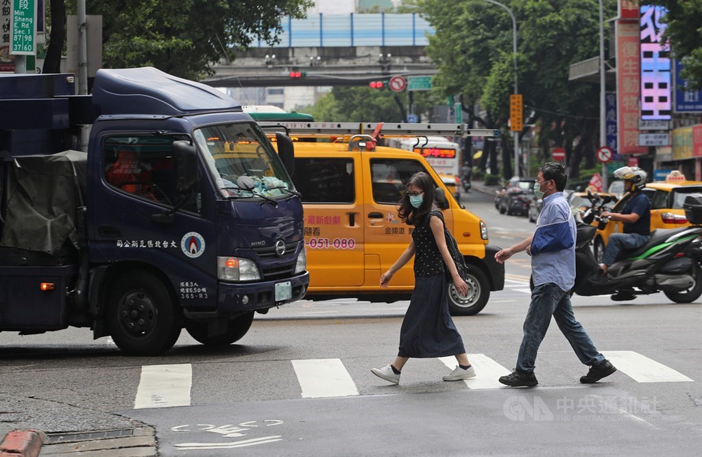 交通部部務會報28日通過修正道路交通管理處罰條例,強化行人路權保障,包含停讓行人先行通過者,罰鍰上限從新台幣3600元提高到6000元。(中央社檔案照片)