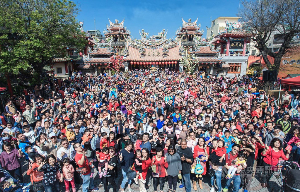嘉義縣朴子配天宮,每年正月初三「媽祖寶貝回娘家團拜」活動,群聚人數超過5000人,因武漢肺炎(2019冠狀病毒疾病,COVID-19)疫情加溫,廟方決定取消今年團拜。圖為往年活動盛況。(朴子配天宮提供)中央社記者蔡智明傳真 110年1月28日