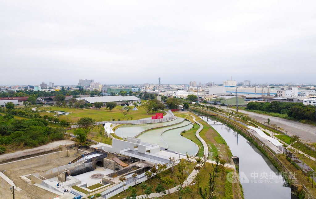 屏東縣民公園第2階段殺蛇溪畔園區已完工,公園整體園區將於2月5日傍晚全部開放,原污水沉澱池打造成圓錐曲度的「地景劇場」,結合下凹舞台,與旁邊的「地標塔」觀景平台,成為多層次的大地劇場。(屏東縣政府提供)中央社記者郭芷瑄傳真 110年1月28日