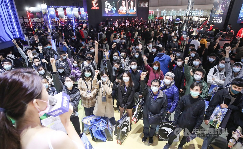 台北國際電玩展28日開展，除了落實戴口罩、量體溫、實名制等防疫規範，廠商舉辦舞台活動時，台上主持人與台下觀眾也都戴起口罩防疫。中央社記者張新偉攝 110年1月28日