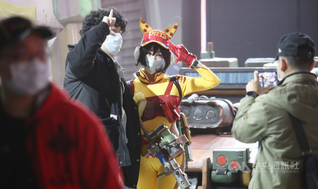 台北國際電玩展28日開展，主辦單位落實戴口罩、量體溫、實名制等防疫規範。廠商安排Coser扮演遊戲角色，與玩家合影時，也都有配戴口罩。中央社記者張新偉攝 110年1月28日