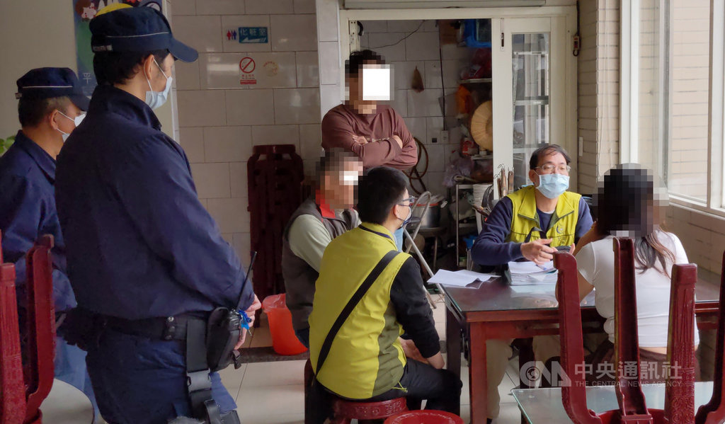 行政執行署宜蘭分署指出,一名林姓女子因居家檢疫期間外出遭裁罰新台幣10萬元,但繳納第1期後即拒再繳納,行政執行官28日率隊並會同警員再到林女住所執行,發現林女車輛停在門外,經行政執行官指示,如無法馬上提出清償方案將查封愛車,林女嚇得立刻打電話向親友借錢繳清罰鍰。(讀者提供)中央社記者王朝鈺傳真 110年1月28日