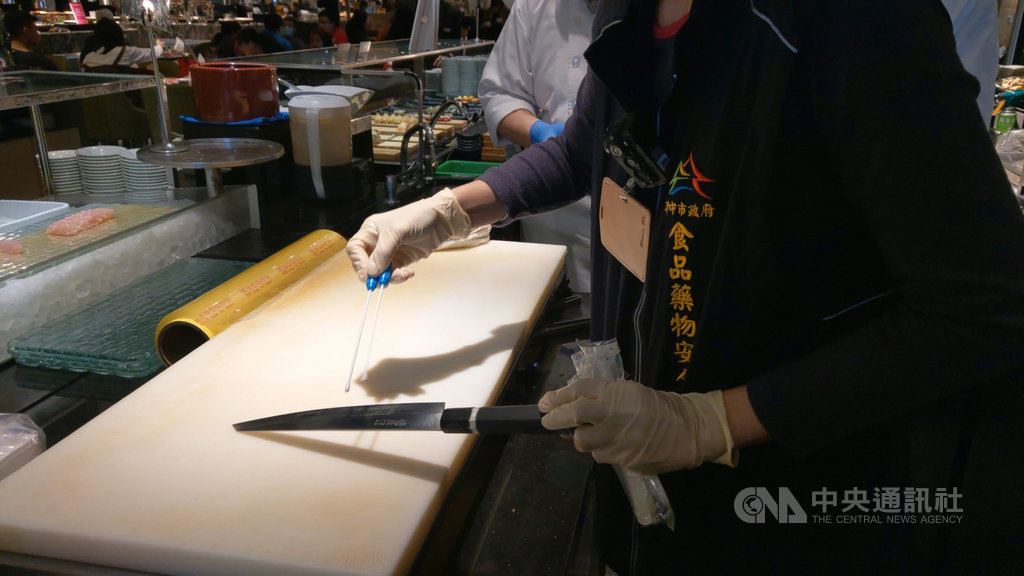 台中市西區漢來海港自助餐廳,日前傳出有49人出現嘔吐、腹瀉等症狀,共12人就醫,疑似食物中毒,台中市食安處採集環境檢體送驗。(台中市食安處提供)中央社記者趙麗妍傳真 110年1月28日