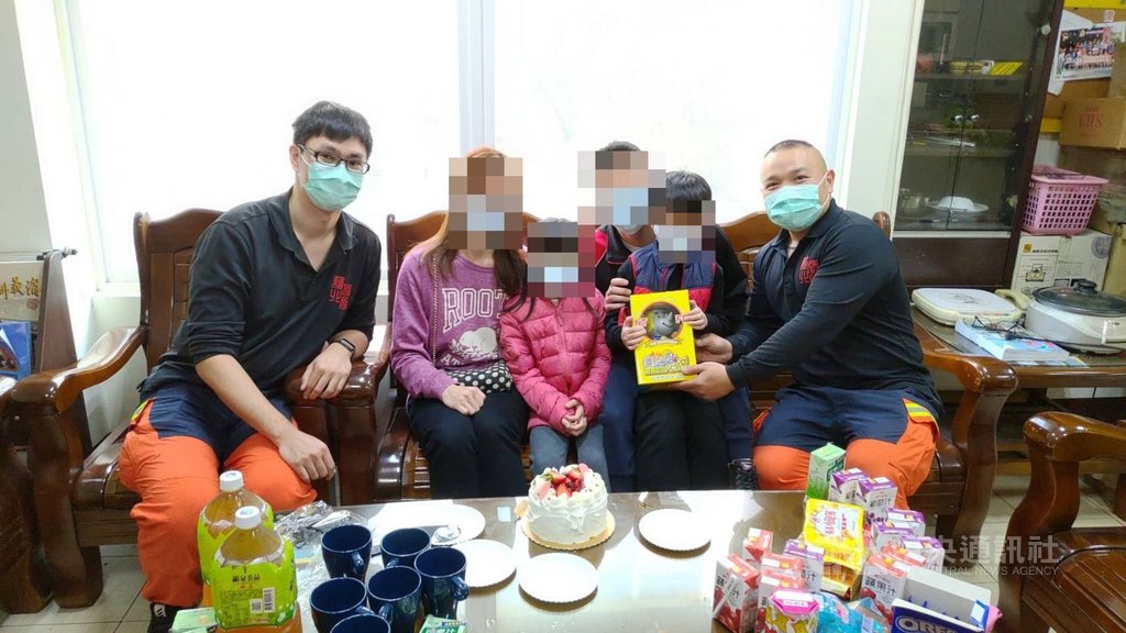 9歲王姓女童日前參加校外教學時,因奔跑導致心臟病發,所幸在校護和消防人員鍾旻軒(左)、羅弘閔(右)攜手搶救下,成功挽回一命,23日女童在家長陪伴下到慈福分隊致謝。(新北市消防局提供)中央社記者沈佩瑤傳真 110年1月28日