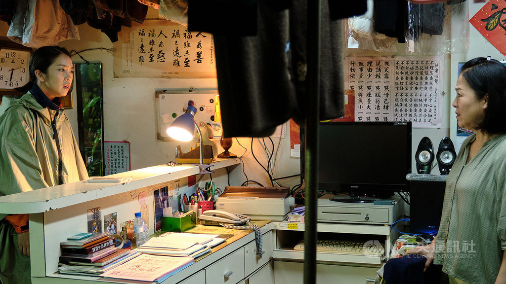 台劇「大債時代」將迎來大結局,戲中演員李霈瑜(大霈)(左)飾演的小資女為補上媽媽潘麗麗(右)欠下的資金缺口,變本加厲兼差工作,母女關係降到冰點。(公視提供)中央社記者葉冠吟傳真 110年1月28日
