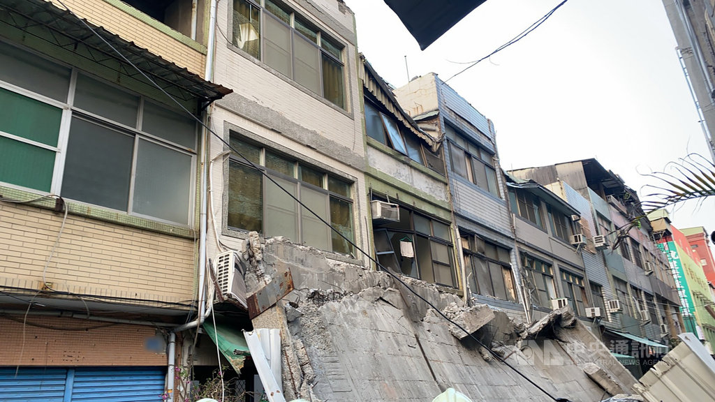 高雄市新興區八德二路與同愛街口一處老舊建築物28日外牆倒塌,消防局指出,坍塌建物為舊今日戲院,斷垣殘壁傾倒波及鄰房,警消獲報隨即趕往封鎖現場。(高雄市消防局提供)中央社記者王淑芬傳真 110年1月28日