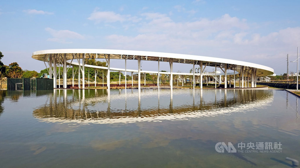 位於台糖屏東紙漿廠原址的屏東縣民公園,第2階段殺蛇溪畔園區工程已完工,總面積20公頃的縣民公園將於2月5日傍晚正式全面開放。(屏東縣政府提供)中央社記者郭芷瑄傳真 110年1月28日