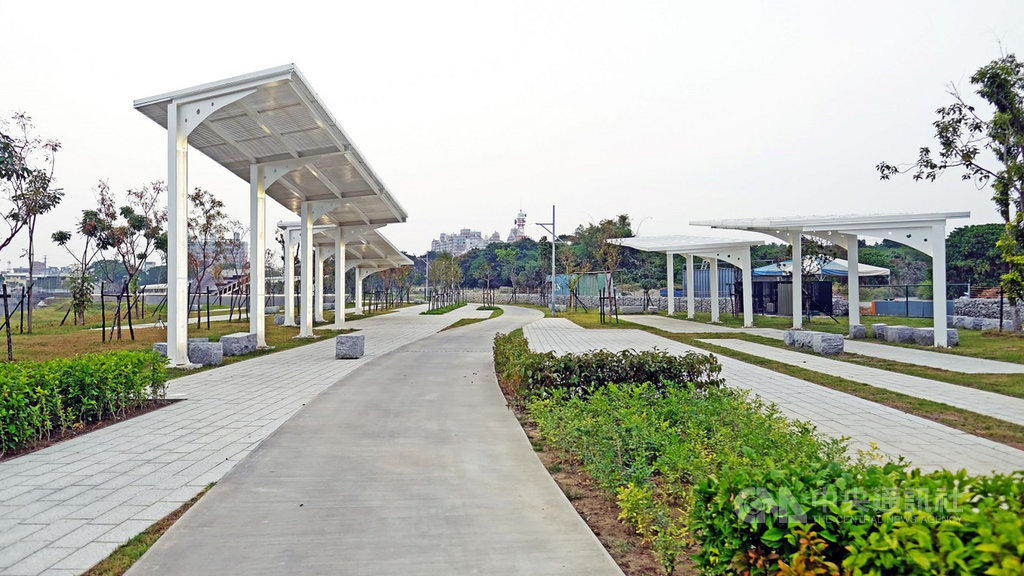 屏東縣民公園被縣府列為「都市之心」,是縣長潘孟安重要施政之一,歷經7年時間終於全部完工,預計2月5日傍晚起全面對外開放。圖為公園內殺蛇溪水岸步道。(屏東縣政府提供)中央社記者郭芷瑄傳真 110年1月28日