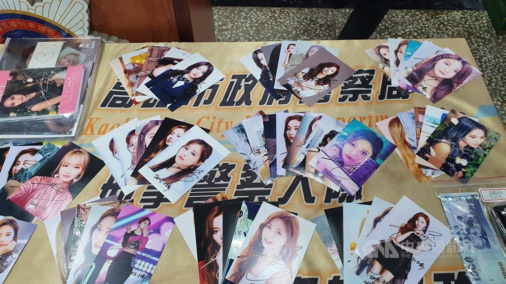韓國女團TWICE台灣成員周子瑜台南住家遭竊,犯嫌是周家聘請的清潔婦汪姓女子。警方25日至汪女台南市永康區住家搜索,查扣簽名照62張、簽名專輯11套、簽名寫真書2本等證物,並緝獲汪女到案。中央社記者洪學廣攝 110年1月28日