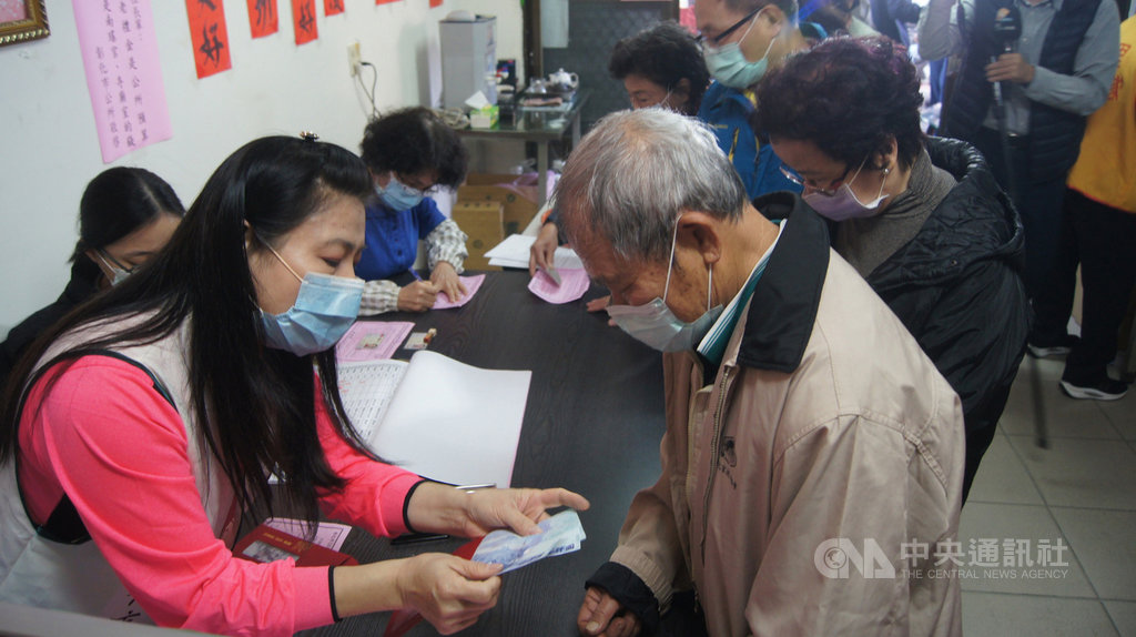 彰化市28日發放敬老禮金,只要是設籍在彰化市7年以上的70歲長者,每人都能領取新台幣6000元,許多長者選擇親自到里辦公室領取禮金。中央社記者吳哲豪彰化攝 110年1月28日