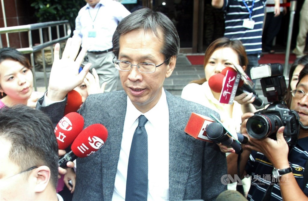 因涉國務機要費洗錢案逃到國外的前新光醫院副院長、前總統陳水扁親信黃芳彥(中)日前在美國加州身亡。(中央社檔案照片)