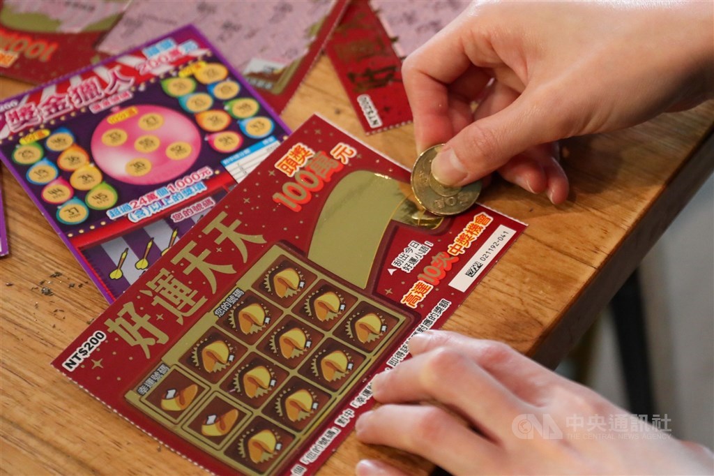 財神爺送暖,台彩公司表示,日前有一名年事已高的單親媽媽,買刮刮樂刮出新台幣100萬元獎項,淚灑彩券行,直呼兒子醫藥費終於有著落。(中央社檔案照片)