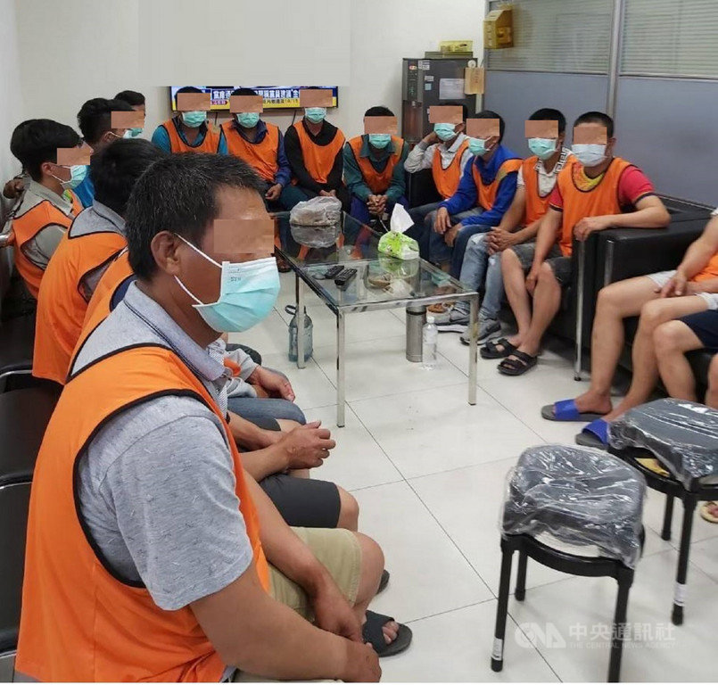 原為越南籍後歸化台灣的刁姓女子設空殼公司,引進越南籍移工,卻非法派遣至營造工地,苛扣移工薪資牟利,檢方於工地工務所內查獲多名被害外籍移工。(檢方提供)中央社記者蘇木春傳真 110年1月28日
