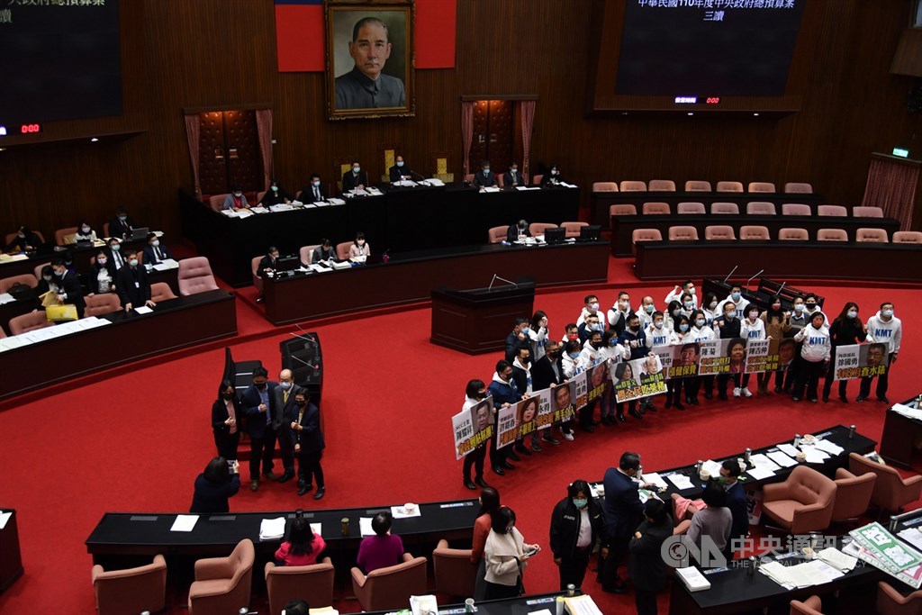 立法院臨時會29日上演表決大戰,力拚三讀。臨時會結束後,國民黨籍立委在場內齊聚舉牌,表達對部分法案的不滿。圖左側為民進黨立委開心合影比讚。中央社記者王飛華攝 110年1月29日