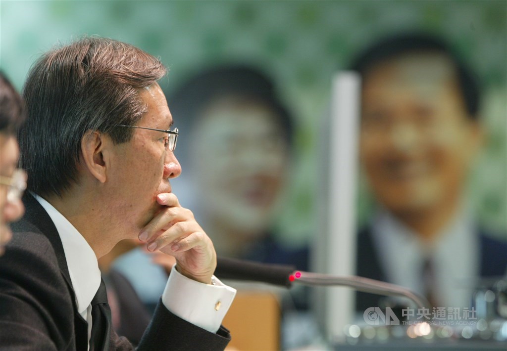 涉及前總統陳水扁國務機要費案的新光醫院前副院長黃芳彥在美身亡,陳水扁28日深夜發文悼念好友,並指黃芳彥是抗煞無名英雄。圖為2004年擔任陳水扁參選總統時競選總部財委會主委的黃芳彥開記者會。(中央社檔案照片)