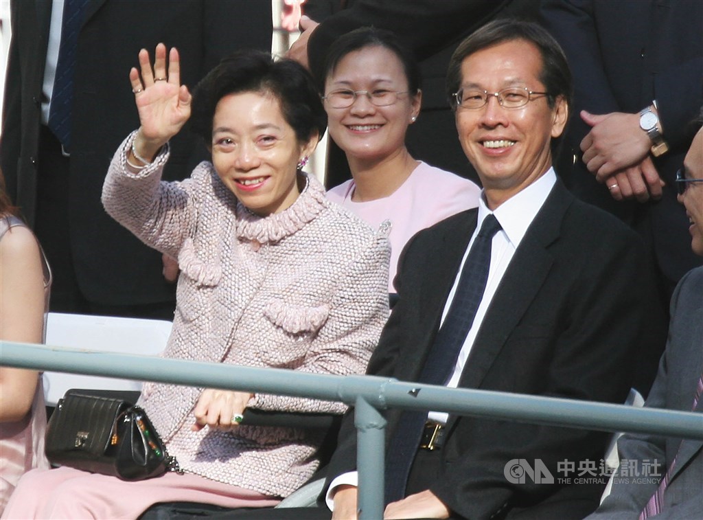 前新光醫院副院長黃芳彥(前右)在美身亡,他與前總統陳水扁一家人結緣甚早。1985年扁嫂吳淑珍(前左)出車禍送到台大醫院開刀,由黃芳彥擔任麻醉醫師,後來吳淑珍術後復健工作則由黃芳彥擔任台大醫院物理治療師的妻子負責,兩對夫婦建立起好交情。圖為2005年間,黃芳彥與吳淑珍在美同框。(中央社資料照片)