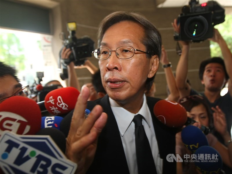 前新光醫院副院長黃芳彥(中)涉國務機要費洗錢案逃亡美國未歸,日前在美國身亡。圖為2008年黃芳彥前往特偵組說明陳水扁洗錢案。(中央社檔案照片)