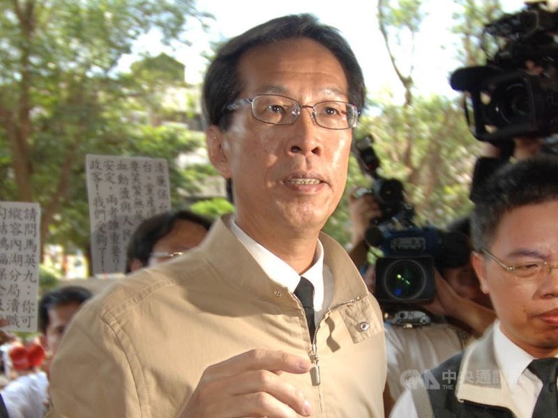 根據加州橘郡警察局法醫辦公室公開資訊,前新光醫院副院長黃芳彥(中)遺體28日解剖完畢。世界日報報導,取得法醫辦公室官員說法,證實黃芳彥持槍自盡。圖為2006年檢調偵辦太百經營權及SOGO禮券案傳喚黃芳彥。(中央社檔案照片)