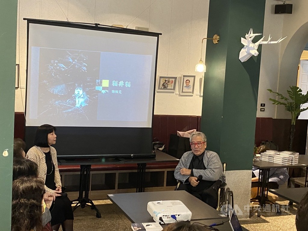 專業策展人、藝評家謝佩霓(左)推出首本散文攝影作品「貓非貓」,31日與大塊文化董事長郝明義(右)一起在新書發表會暢談藝術與創作。中央社記者陳秉弘攝 110年1月31日