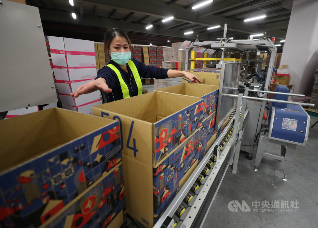永聯物流電商倉儲導入自動化設備,為客戶提供客製化物流和倉儲服務。圖為自動開箱機。中央社記者裴禛攝 110年1月31日