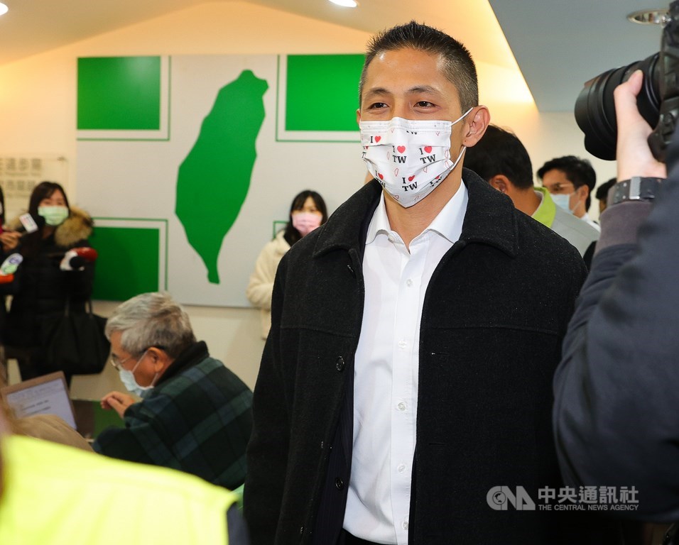 民進黨台北市黨部主委31日改選投票,新境界文教基金會副執行長吳怡農(前)以2217票當選。(中央社檔案照片)