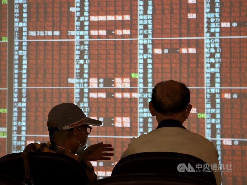 電金傳齊揚,台股1日終場勁揚271.78點,收在15410.09點。(中央社檔案照片)