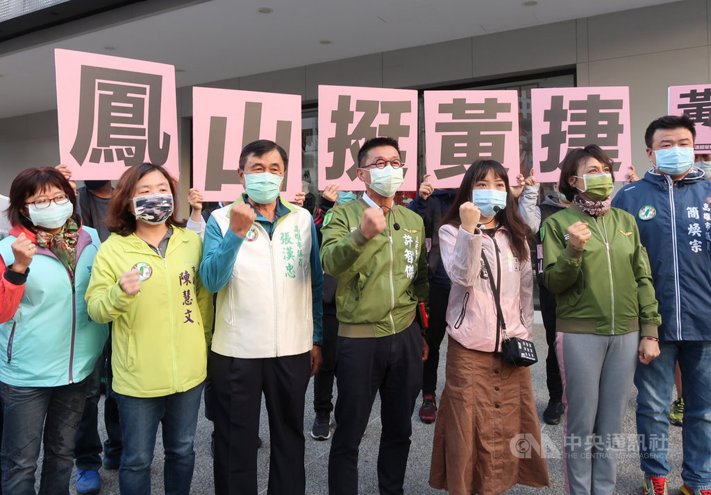 無黨籍高雄市議員黃捷罷免案2月6日將投票,民進黨立委邱議瑩(右2)、許智傑(右4)2日一早陪同黃捷(右3),在鳳山建國路口宣傳挺黃捷反罷免,呼籲投「不同意」罷免票。中央社記者王淑芬攝 110年2月2日