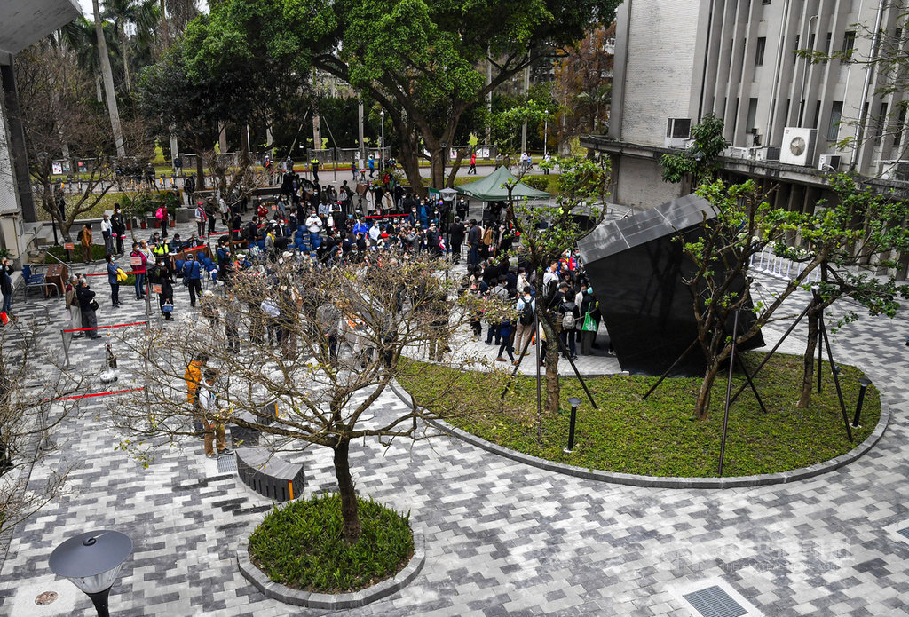 陳文成事件40週年,台灣大學2日在校內舉行陳文成事件紀念廣場啟用典禮,不少民眾到場觀禮致意。中央社記者鄭清元攝 110年2月2日