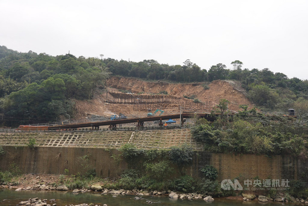 台鐵瑞芳－猴硐路段日前邊坡大面積坍塌，經台鐵日以繼夜搶修10天後東正線先恢復通車，交通部長林佳龍2日指出，西正線估計可提早至3日清晨通車。中央社記者沈佩瑤攝 110年2月2日