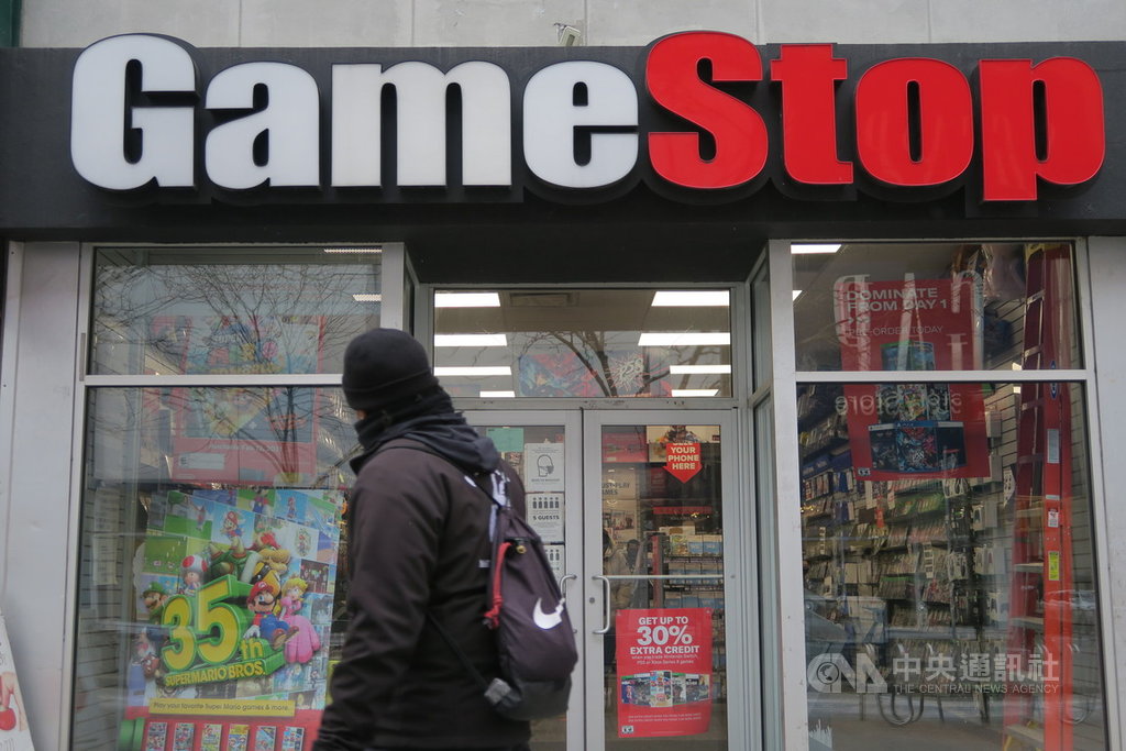 電玩零售商GameStop吸引的散戶投資熱潮降溫,美東時間1日股價跌逾30%。圖為1月31日紐約民眾行經布魯克林GameStop門市。中央社記者尹俊傑紐約攝 110年2月2日