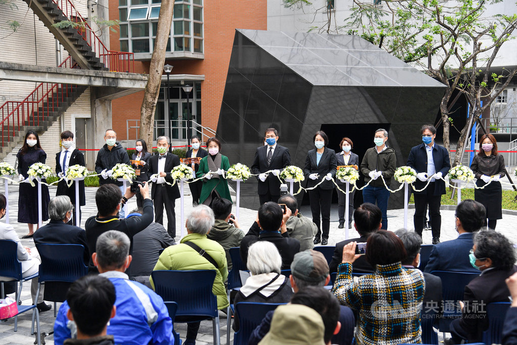 今年為陳文成事件40週年,台灣大學2日舉行陳文成事件紀念廣場啟用典禮,校長管中閔(後右6)等人出席剪綵。中央社記者鄭清元攝 110年2月2日