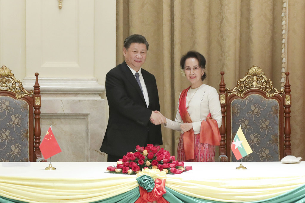 緬甸台籍記者劉忠恩2日指出,緬軍和中國存在緊張關係,且緬甸在翁山蘇姬任內通過多項一帶一路計畫,政變對中國未必有利。圖為中國國家主席習近平(左)2020年1月訪緬,和時任國務資政的翁山蘇姬會面。(中新社提供)中央社 110年2月2日