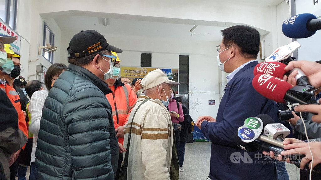 交通部長林佳龍（右）2日到猴硐視察台鐵搶修進度，結束媒體聯訪後正要離去時，一名當地長者向林佳龍陳情，盼猴硐火車站能盡快設置電梯。中央社記者沈佩瑤攝 110年2月2日