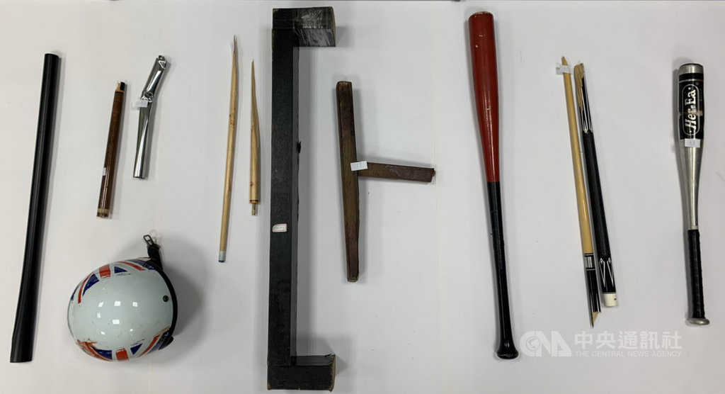 台中市大雅區1日晚間發生多人鬥毆事件,警方在現場尋獲刀、棍、球棒等。(民眾提供)中央社記者趙麗妍傳真 110年2月2日