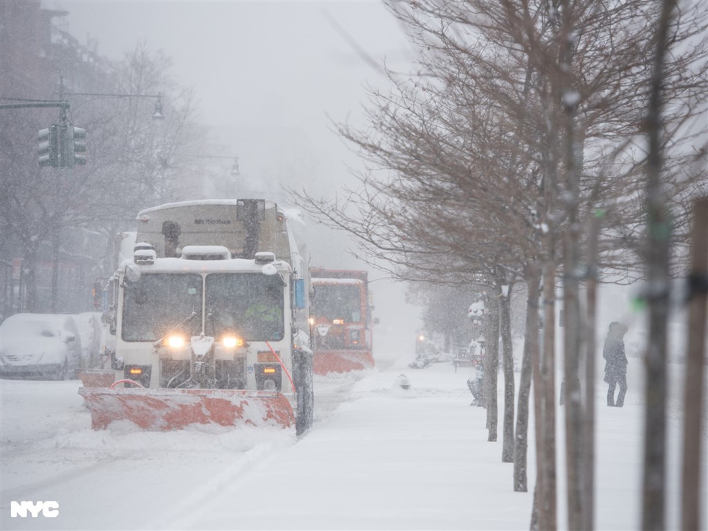 美國東岸1日遭遇強大暴風雪,使得班機取消、學校關閉,疫苗接種作業也被迫推遲,警方表示,至少已有一人喪命。(圖取自twitter.com/NYCMayorsOffice)
