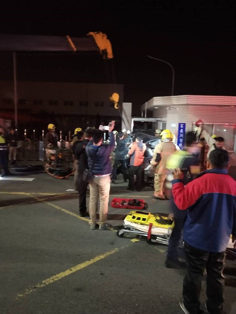 台南市安南區台江大道及工明二路口1日深夜發生一輛汽車疑似自撞,救護人員趕到時,車上6人已無生命跡象。(台南市消防局提供)