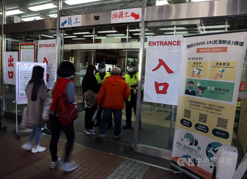 中央流行疫情指揮中心4日宣布,北北桃醫院及長照機構即日起至17日停止探病。(中央社檔案照片)