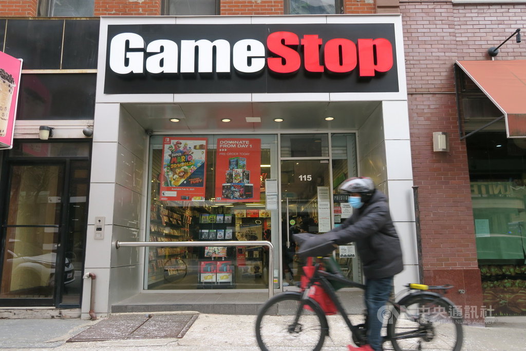 隨著散戶狂熱退燒,美東時間2日電玩零售商GameStop股價狂瀉60%。圖為1月31日紐約布魯克林GameStop門市外觀。中央社記者尹俊傑紐約攝 110年2月3日