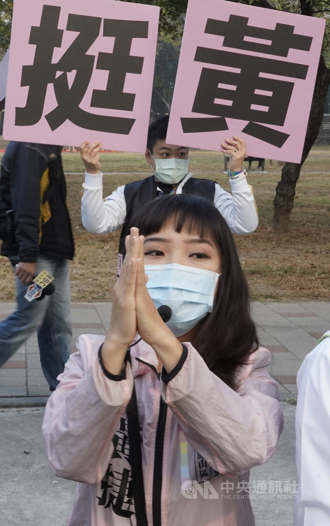 高雄市鳳山區6日將舉辦罷免無黨籍市議員黃捷投票,黃捷(前)3日持續一早就在路口宣傳反罷免,雙手合十向民眾請託,呼籲投「不同意」罷免票。中央社記者董俊志攝 110年2月3日