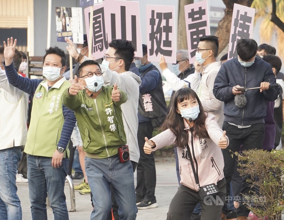 罷免無黨籍高雄市議員黃捷投票倒數計時,民進黨鳳山區立委許智傑(前中)、市議會民進黨團3日一早陪同黃捷(前右)路口宣傳反罷免,呼籲鳳山人用選票終止報復性罷免。中央社記者董俊志攝 110年2月3日