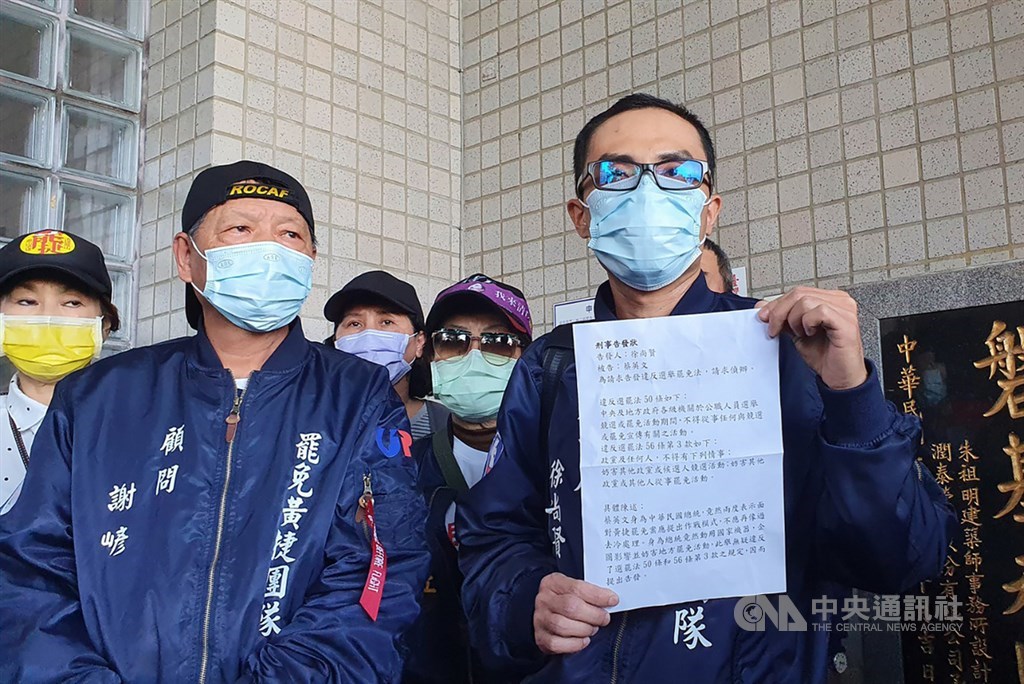 無黨籍高雄市議員黃捷罷免案6日即將投開票,罷捷總部發言人徐尚賢(前右)等人4日到高雄地檢署按鈴控告總統蔡英文,指蔡總統兩度表示要對黃捷罷免案提出作戰模式,不應再像過去冷處理,涉及違反選罷法規定。中央社記者洪學廣攝 110年2月4日