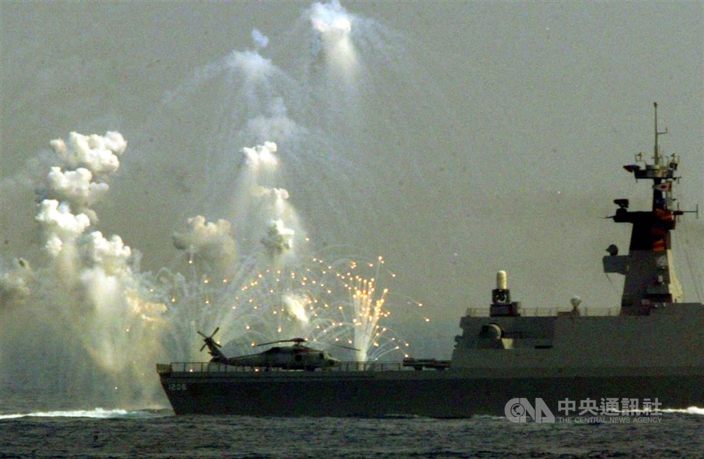 瑞士於30年前查扣台灣與法國爭議拉法葉艦軍購弊案9億美元回扣,瑞士4日表示將歸還其中近1/3款項。圖為一艘拉法葉艦操演情形。(中央社檔案照片)