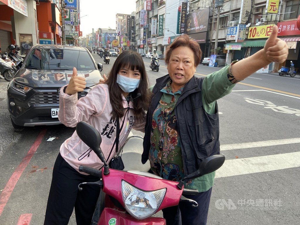 罷免無黨籍高雄市議員黃捷投票倒數計時，黃捷（前右）5日上午在路口宣傳反罷免，路過的民眾比讚力挺。中央社記者董俊志攝 110年2月5日